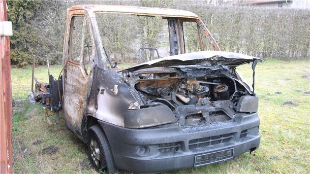 Das ausgebrannte Wohnmobil in Westeresch: Nach der Brandstiftung in der Silvesternacht ist es als solches nicht mehr zu erkennen.