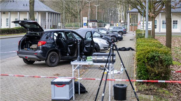 Das Auto von Florian G. steht hinter einem Absperrband in der Nähe der Kaserne in Rotenburg. Der Bundeswehrsoldat steht im Verdacht, vier Menschen in Westervesede und Brockel erschossen zu haben. Der Prozess läuft vor dem Landgericht Verden.