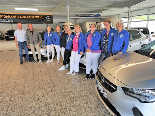 Das Autohaus Gebrüder Müller händigte an die Pflegedienst-Mitarbeiter insgesamt 20 Opel Corsa aus.