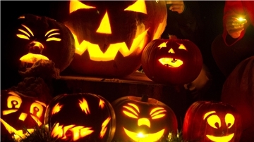 Party in Grusel-Ambiente: „Halloween in the Factory“ in Nordenham Das Autohaus wird Halloween gerecht geschmückt. Die Party kann steigen.
