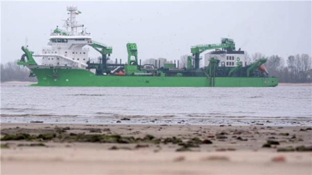 Das Baggerschiff "Bonny River" fährt auf der Elbe.