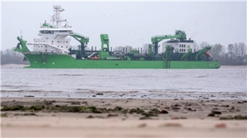 Das Baggerschiff "Bonny River" fährt auf der Elbe.