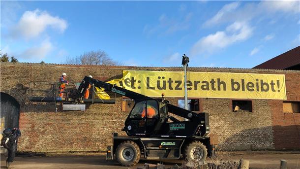 Das Banner „Lützerath bleibt!“ wird entfernt.