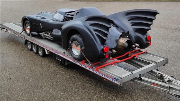Superhelden-Schlitten - Zoll fertigt „Batmobil“ ab Das „Batmobil“ bei der zollrechtlichen Abfertigung in Untermünkheim.