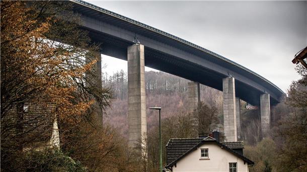 Das Bauwerk ist bis zu 70 Meter hoch und 17.000 Tonnen schwer.