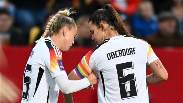 Bangen um Berger: Wück-Team mit zwei Bayern-Rückkehrerinnen Das Bayern-Duo mit Giulia Gwinn (l.) und Lena Oberdorf kehrt ins Nationalteam zurück