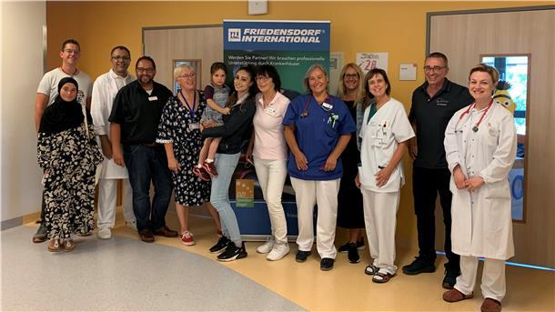 Das Behandlungsteam um Taeba (Mitte): das Pflege- und Ärzteteam der Helios Klinik Cuxhaven sowie Mitarbeiterinnen des Friedensdorfs International.