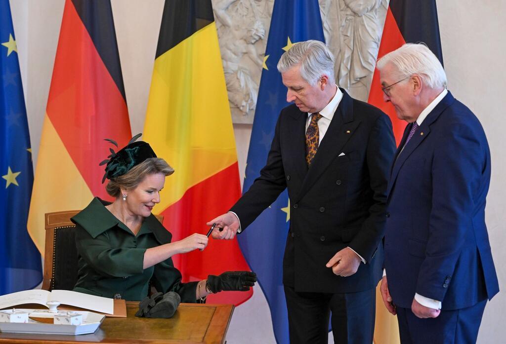 Das belgische Königspaar König Philippe (M) und Königin Mathilde tragen sich in das Gästebuch im Schloss Bellevue ein, rechts Bundespräsident Frank-Walter Steinmeier.