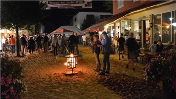 Das beliebte Sommerfest an der Welle in der Zevener Fußgängerzone war auch 2022 gut besucht.