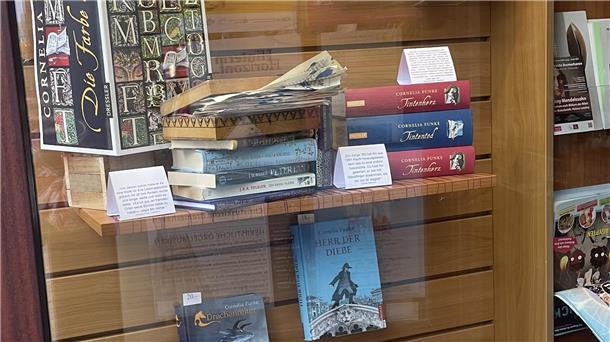 Da springt der Funke über: Bestsellerautorin beglückt Bremerhavener Buchhandlung Das Schaufenster der Buchhandlung Memminger in Bremerhaven mit Büchern von Cornelia Funke.