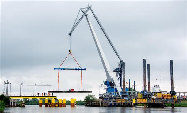 DB ohne Verspätung: Reparatur der Eisenbahnbrücke bei Elsfleth im Zeitplan Ein Schwimmkran hebt das beschädigte Brückenteil der Eisenbahnbrücke über die Hunte bei Elsfleth aus