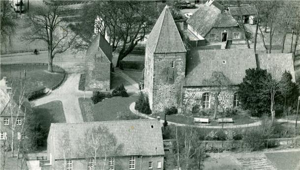 Das Bild der Dionysiuskirche – hier ein Foto von 1962 – hat sich immer wieder verändert. Am 13. Dezember 1313 wurde die Kirche erstmals urkundlich erwähnt. Damals besiegelte der Kirchherr Henricus aus Wulsdorf zusammen mit seinem Leher Kollegen und dem Bremer Dompropst einen Frieden zwischen der Stadt Bremen und dem Vieland. Das Original der Urkunde liegt im Staatsarchiv in Bremen.