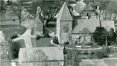 Die Flammen haben nicht nur den Kirchturmdachstuhl der Dionysiuskirche zerstört Das Bild der Dionysiuskirche – hier ein Foto von 1962 – hat sich immer wieder verändert. Am 13. Dezember 1313 wurde die Kirche erstmals urkundlich erwähnt. Damals besiegelte der Kirchherr Henricus aus Wulsdorf zusammen mit seinem Leher Kollegen und dem Bremer Dompropst einen Frieden zwischen der Stadt Bremen und dem Vieland. Das Original der Urkunde liegt im Staatsarchiv in Bremen.