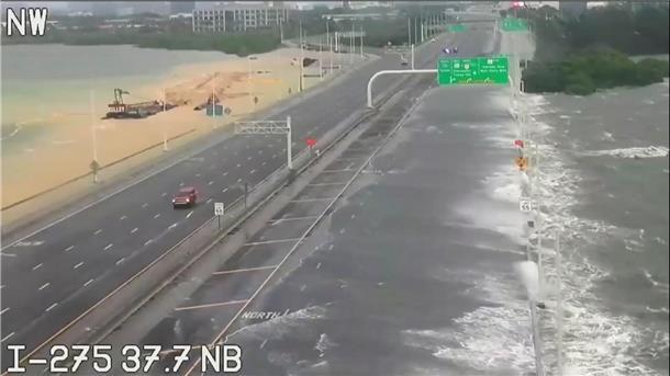Hurrikan „Idalia“ trifft Florida Das Bild einer Verkehrsüberwachungskamera zeigt die überflutete Interstate 275.