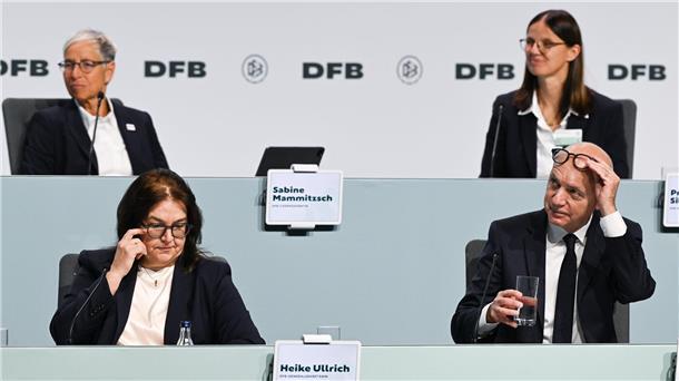 Das Bild täuscht: DFB-Boss Bernd Neuendorf umgeben nur vom Frauen 