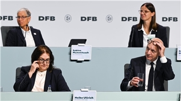 Das Bild täuscht: DFB-Boss Bernd Neuendorf umgeben nur vom Frauen 