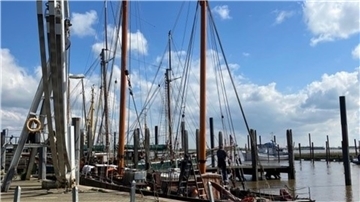 Das Bild zeigt das Schiff nach erfolgreicher Montage in der Werft in Ditzum.