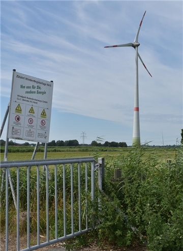 Das Bild zeigt eine der vorhandenen Windkraftanlagen im Windpark Rodenkircherwurp. Sie soll wie ihre Schwestern durch 200 Meter hohe Anlagen ersetzt werden. Außerdem soll auf der Fläche ein Solarpark entstehen.