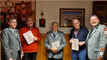 Das Bild zeigt von links: Danilo Duffe (neuer zweiter Vorsitzender) sowie die Ehrenmitglieder Fritz Paul, Jürgen Adickes und Gerd Meyn und Frank Chrzanowski (Vorsitzender)
