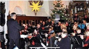 Ein Blasorchester gibt ein Konzert in Rodenkirchen.