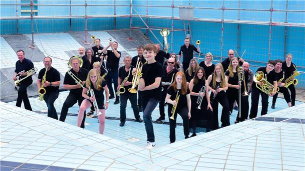 Das Blasorchester Wildes Blech steht in einem leeren Schwimmbad