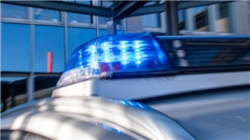 Das Blaulicht an einem Polizeiwagen ist eingeschaltet: Die Polizei konnte den mutmaßlichen Angreifer bereits festnehmen.
