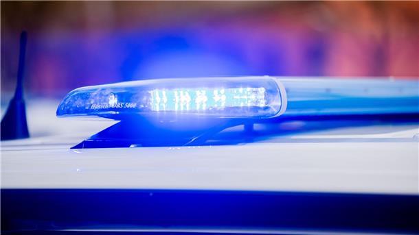 Flugschülerin stürzt mit Sportflugzeug in Lüneburg ab Das Blaulicht eines Polizeifahrzeuges leuchtet.