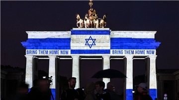 Das Brandenburger Tor ist in den Farben der israelischen Flagge angestrahlt. 