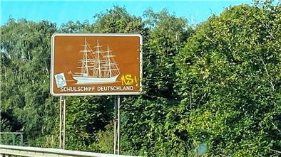 Das braune Hinweisschild mit der Silhouette der „Schulschiff Deutschland“ steht auch vier Monate nach dem Umzug des Dreimasters noch an der A 27 in Höhe der Lesumbrücke in Bremen-Nord.