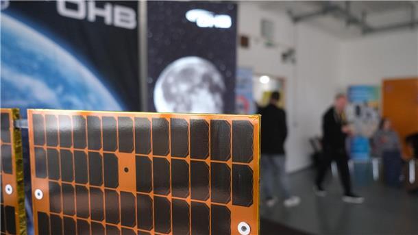 Raumfahrtfirma OHB baut künftig Satellitenteile in Sachsen Das Bremer Raumfahrtunternehmen OHB baut eine neue Fertigung in Sachsen auf. Dazu übernimmt es zum Jahreswechsel den Standort des Elektronikherstellers Technisat im Vogtland.
