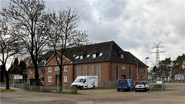 Umspannwerk in Bremervörde: Auf den Abriss folgt der Neubau Das Bremervörder Umspannwerk, das sich im Ortsteil Engeo zwischen Gnarrenburger Straße und Altem Kirchweg befindet, wurde in den 1960er Jahren gebaut. Nun soll hinter dem ehemaligen Stadtwerkegebäude ein neues Umspannwerk entstehen.