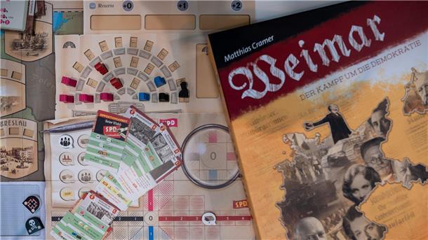 Das Brettspiel „Weimar: Der Kampf um die Demokratie“ kann einem Forscher zufolge auch in der Oberstufe eingesetzt werden.