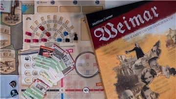 Das Brettspiel „Weimar: Der Kampf um die Demokratie“ kann einem Forscher zufolge auch in der Oberstufe eingesetzt werden.