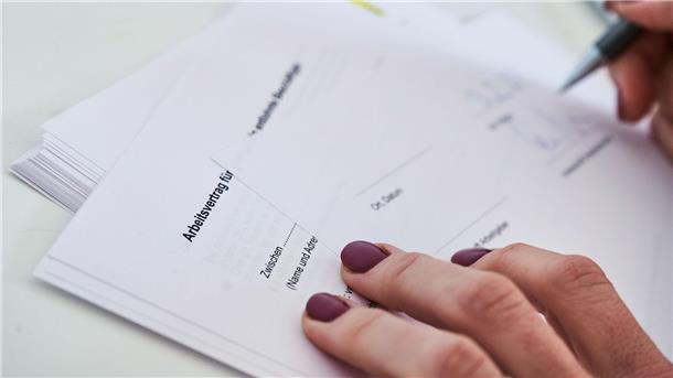 „Schlecht verhandelt“ kein Grund für ungleiche Bezahlung Das Bundesarbeitsgericht verhandelt in Erfurt einen Fall, bei dem es um die Benachteiligung einer Frau bei der Bezahlung im Job geht.