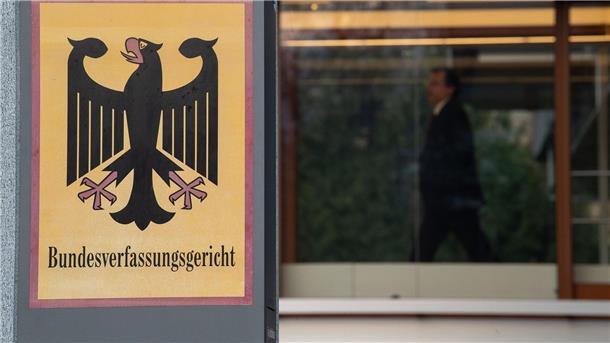 Abschiebehaft? - Karlsruhe stärkt Rechte von Betroffenen Das Bundesverfassungsgericht in Karlsruhe hat entschieden:  Vor der Abschiebehaft muss Vertrauensperson benachrichtigt werden.