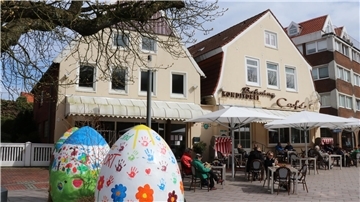 Das Café Brüning am Otterndorfer Kirchplatz erstrahlt in österlicher Pracht. Nichts deutet darauf hin, dass das Traditionshaus in eine wirtschaftliche Schieflage geraten ist.