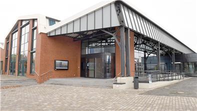 Rechts am Gebäude (Vorbau) des Fischbahnhofs befindet sich das Café.