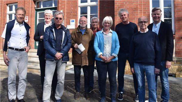 Das Café Med in Bramsche: Dr. Alexander Thieme, Bürgermeister Heiner Pahlmann, Dr. Gerd Kordt, Dr. Enno Risius, Dr. Wolfgang Hungerberg, Dr. Felicitas von Brachel-Thiem, Dr. Peter Thiem, Dr. Peter Cramer und Wirtschaftsförderer Klaus Sandhaus (von links).