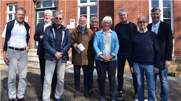 Das Café Med in Bramsche: Dr. Alexander Thieme, Bürgermeister Heiner Pahlmann, Dr. Gerd Kordt, Dr. Enno Risius, Dr. Wolfgang Hungerberg, Dr. Felicitas von Brachel-Thiem, Dr. Peter Thiem, Dr. Peter Cramer und Wirtschaftsförderer Klaus Sandhaus (von links).