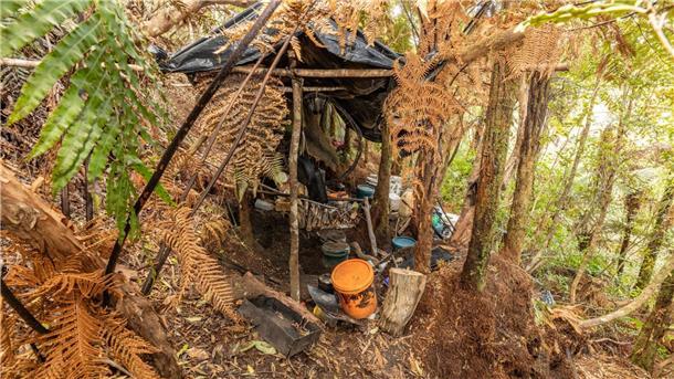 Neuseeland: Polizei sucht nach Helfern des Kindesentführers Das Camp war extrem gut versteckt.