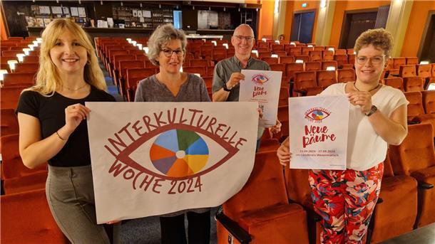 Das Centraltheater in Brake beteiligt sich an der Interkulturellen Woche, die vom 23. bis 27. September stattfindet. Dafür werben Hannah Sophie Heldberg (Landkreis-Koordinatorin für Migration und Teilhabe), Doris Ammermann (Refugium Wesermarsch e. V.), Norbert Ostendorf (Centraltheater Brake) und Evelyn Schulze (KVHS, Projekt MArTA).