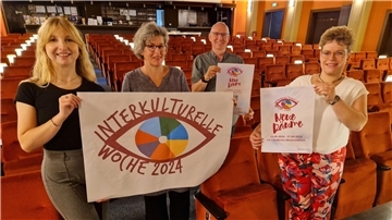 Das Centraltheater in Brake beteiligt sich an der Interkulturellen Woche, die vom 23. bis 27. September stattfindet. Dafür werben Hannah Sophie Heldberg (Landkreis-Koordinatorin für Migration und Teilhabe), Doris Ammermann (Refugium Wesermarsch e. V.), Norbert Ostendorf (Centraltheater Brake) und Evelyn Schulze (KVHS, Projekt MArTA).