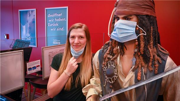 Das Cinemotion-Kino in Bremerhaven öffnet nach fünf Monaten Pause wieder. Shara Wallenschus hat Captain Jack Sparrow eine Alltagsmaske angelegt.