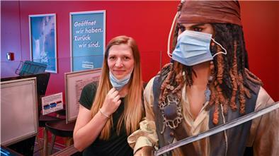 Das Cinemotion-Kino in Bremerhaven öffnet nach fünf Monaten Pause wieder. Shara Wallenschus hat Captain Jack Sparrow eine Alltagsmaske angelegt.