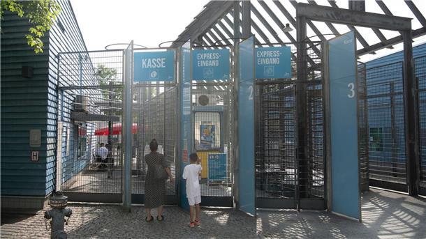 Erhitzte Gemüter im Berliner Freibadstreit Das Columbiabad in Berlin bleibt bis auf weiteres geschlossen.