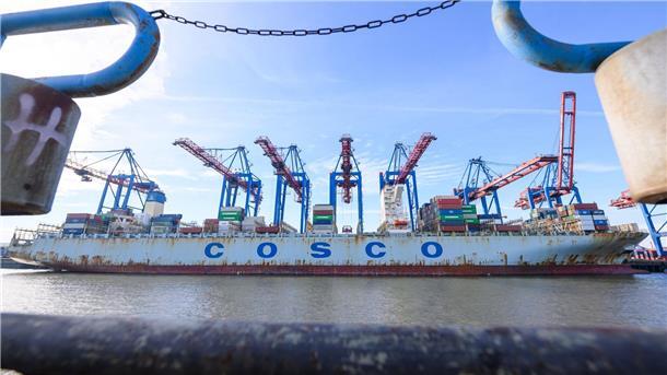 Das Containerschiff „Cosco Pride“ der chinesischen Reederei Cosco Shipping liegt am Containerterminal Tollerort.