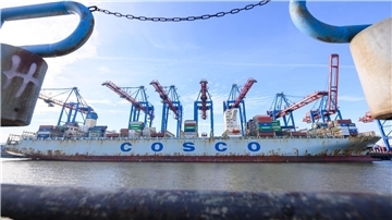 Das Containerschiff „Cosco Pride“ der chinesischen Reederei Cosco Shipping liegt am Containerterminal Tollerort.