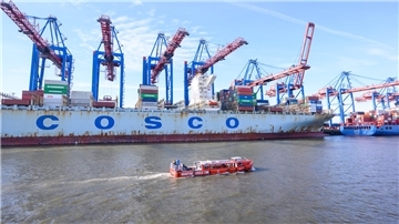 Das Containerschiff „Cosco Pride“ der Reederei Cosco Shipping liegt am Containerterminal Tollerort. Der Streit um den Hamburger Hafen rückte zuletzt das Verhältnis Deutschlands und Chinas in den Fokus.