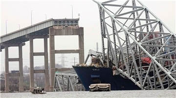 Das Containerschiff steckt unter einem Teil der Francis Scott Key Bridge fest.