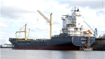 Das  Containerschiff  „Victoria L“ liegt zur Reparatur bei Bredo Dry Docks in Bremerhaven. Nach einem Maschinenraumbrand auf hoher See wird der entstandene Schaden nun untersucht und instand gesetzt.